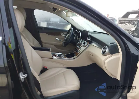 2016 Mercedes-Benz C 300 4Matic z USA, uszkodzony, nr VIN 55SWF4KB2GU133237